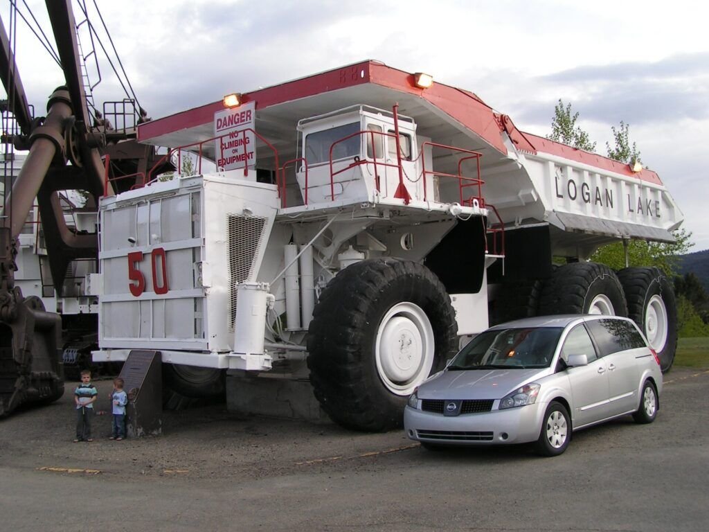 Dump truck tambang bermuatan material siap melakukan ritase