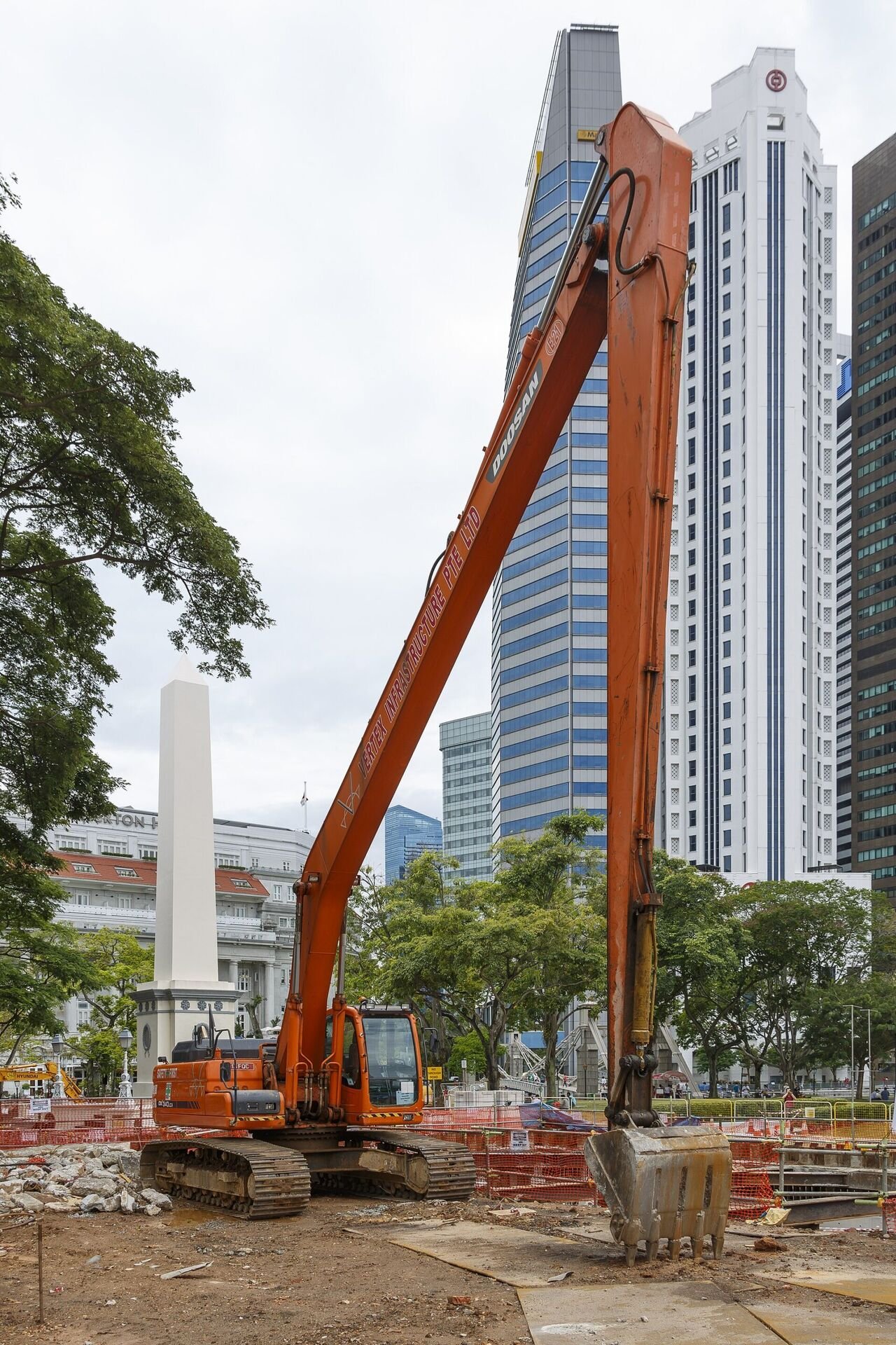 Excavator Doosan DX340LCA kelas 34 ton di lokasi proyek